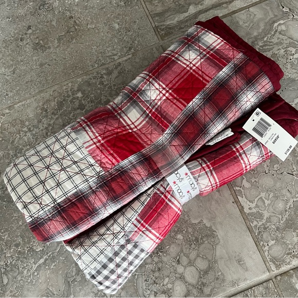 Martha Stewart Patchwork Quilted Throw in Candyland Red, Size 50″X60″ New w/Tag - Picture 2 of 4